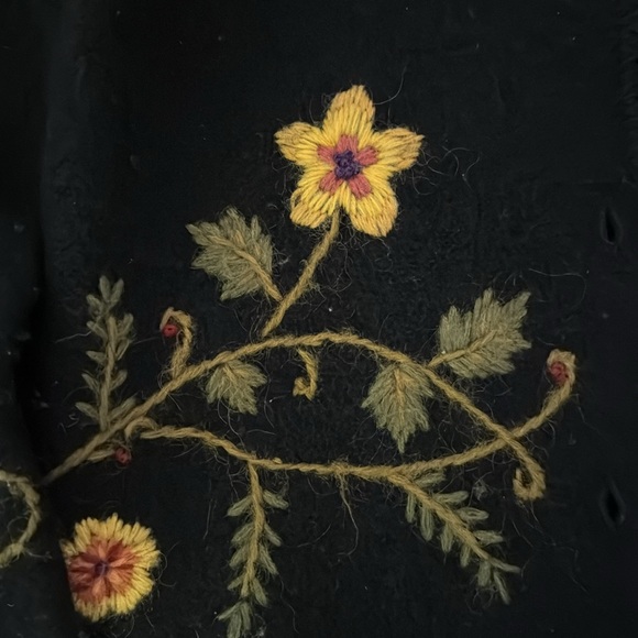 Beautiful sweater - Picture 2 of 3